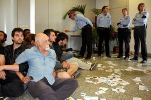 Els Mossos desallotgen un a un la vintena d'indignats que ocupaven l'oficina de 'la Caixa' a Girona
