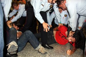 Els Mossos desallotgen un a un la vintena d'indignats que ocupaven l'oficina de 'la Caixa' a Girona