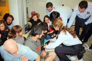 Els Mossos desallotgen un a un la vintena d'indignats que ocupaven l'oficina de 'la Caixa' a Girona