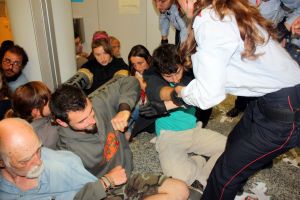 Els Mossos desallotgen un a un la vintena d'indignats que ocupaven l'oficina de 'la Caixa' a GironaM