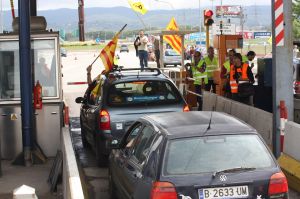 Centenars de vehicles s'han apilonat a la sortida de Girona Sud