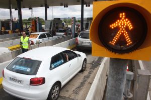 Un vehicle camí de superar el peatge de Girona Sud sense pagar