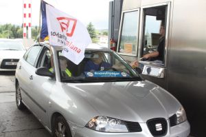 El diputat de Solidaritat Catalana per la Independència, Toni Strubell, superant el peatge
