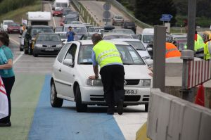 Un vehicle avariat que ha estat necessari retirar a un dels vorals de l'autopista