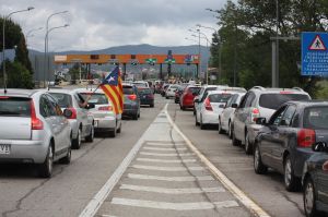 Centenars de vehicles han deixat la sortida de Girona Sud col·lapsada