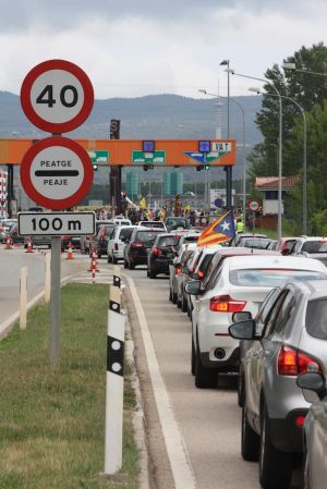Centenars de vehicles han deixat la sortida de Girona Sud col·lapsada