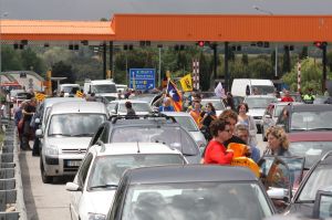 Poc més d'un centenar de persones s'han concentrat fora del peatge