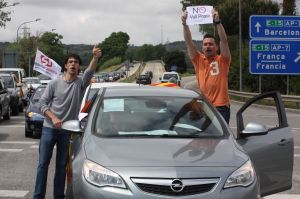 Alguns conductors han sortit dels seus vehicles per mostrar la seva indignació amb els peatges
