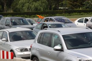 Vehicles a l'inici de la protesta