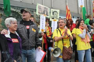 Un grup de docents durant la concentració d'aquest matí.