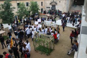 Uns 400 estudiants s'han concentrat al pati de l'edifici del Rectorat de la UdG on han protagonitzat una xiulada amb l'ajuda de cassoles.