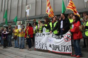 La pancarta que els professors han mostrat durant la concentració davant de la seu de la Generalitat a Girona.