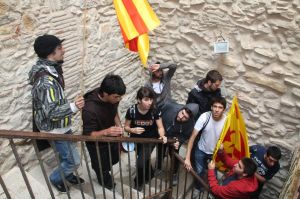 Estudiants intentant ocupar les oficines del rectorat.