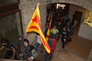 Estudiants intentant ocupar les oficines del rectorat.