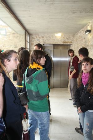 Uns estudiants després de comprovar que l'ascensor estava bloquejat en l'intent d'ocupar el rectorat