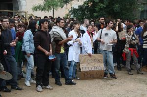 Alguns dels estudiants que han protestat al rectorat de la UdG amb cassoles