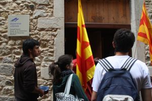 Un grup d'estudiants entren per una entrada lateral de l'edifici del rectorat però no poden accedir a les oficines perquè les entrades estan bloquejades