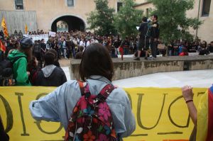 Uns 400 estudiants s'han concentrat al pati de l'edifici del Rectorat de la UdG on han protagonitzat una xiulada amb l'ajuda de cassoles