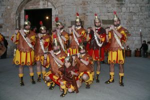 Manaies davant de l'entrada del monestir de Sant Pere