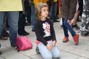 Una de les alumnes participants en la manifestació a Girona