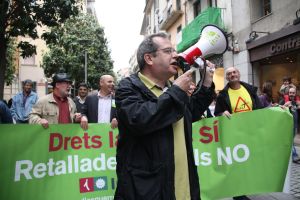 El regidor d'ICV-EUiA a l'Ajuntament de Girona, Joan Boada, cridant consignes contra les retallades en l'ensenyament