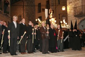 L'alcalde de Besalú, Lluís Guinó, acompanyant la verge a la Plaça de la Llibertat