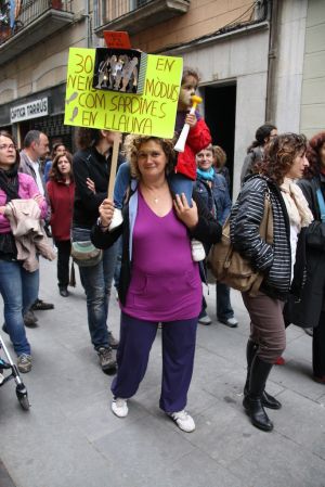 Una dels participants en la manifestació contra les retallades en l'ensenyament