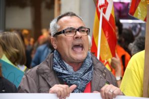Un dels participants en la manifestació contra les retallades en l'ensenyament