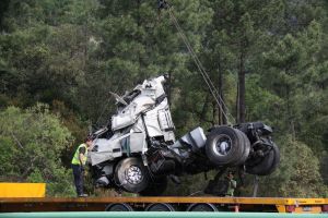 La tractora del camió ha quedat completament destrossada