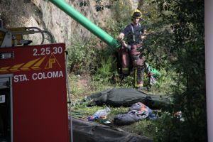 Un bomber davant del cadàver del conductor del camió