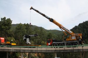 La grua maniobrant per col·locar la tractora del camió sobre una plataforma