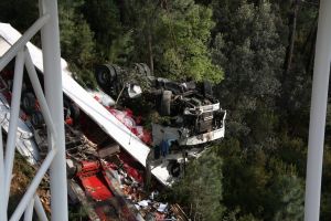 La tractora del camió mentre la grua l'alçava