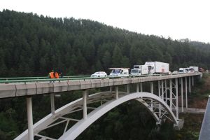 Les maniobres per retirar les restes del camió han obligat a fer talls esporàdics a la C-25