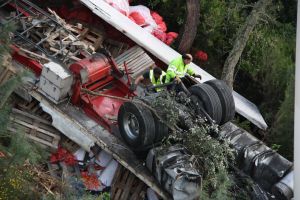 Treballadors de l'empresa de la grua enmig de la ferralla del camió accidentat