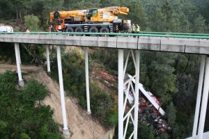 Sota el viaducte, les restes del camió accidentat. A sobre espera la grua que ha de remolcar el vehicle