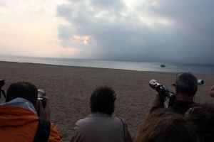 Els aficionats que s'han aplegat a Platja d'Aro han aprofitat el minut de treva que han tingut i han fet tantes fotos com han pogut