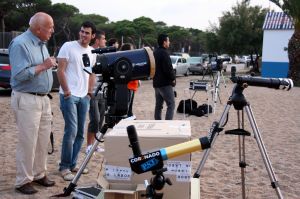 Els aficionats que s'han aplegat a Platja d'Aro han aprofitat el minut de treva que han tingut i han fet tantes fotos com han pogut