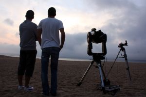 Els aficionats que s'han aplegat a Platja d'Aro han aprofitat el minut de treva que han tingut i han fet tantes fotos com han pogut