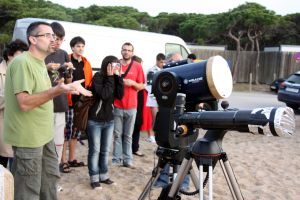 Els aficionats que s'han aplegat a Platja d'Aro han aprofitat el minut de treva que han tingut i han fet tantes fotos com han pogut