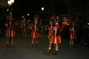 Els romans, que formen part de la confraria de Jesús Crucificat, fent el ball de les llances.