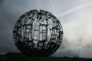 Aquesta és l'escultura que hi ha al peu de carretera, abans d'entrar a Calonge.