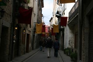 Els carres que formaven part d'aquest mercat estaven adornats de diferents maneres, en aquest cas, amb banderetes.