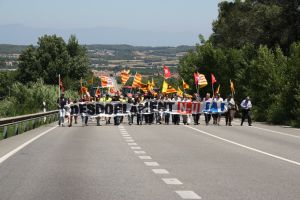 Un instant durant la protesta que ha tallat la circulació de l'N-II entre Bàscara i Orriols