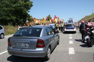 Un instant durant la protesta que ha tallat la circulació de l'N-II entre Bàscara i Orriols