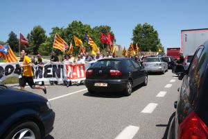 Un instant durant la protesta que ha tallat la circulació de l'N-II entre Bàscara i Orriols