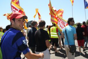 Un instant durant la protesta que ha tallat la circulació de l'N-II entre Bàscara i Orriols