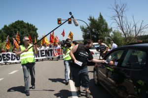 Un instant durant la marxa lenta que han realitzat un centenar de persones a l'N-II