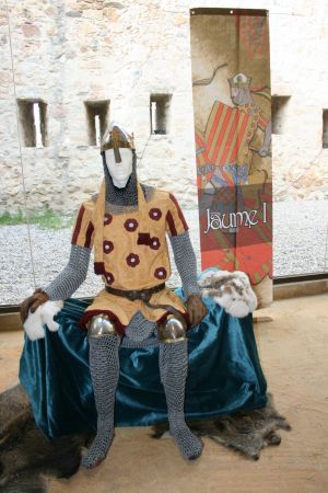 Representació de Jaume I "El conqueridor" (1208 - 1276). El 1229 va sortir de Salou, amb l'estol català, per conquerir Mallorca als sarraïns i va capitanejar l'assalt a la ciutat. També va conquerir Menorca, Eivissa, Formentera, València i Múrci