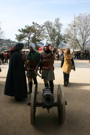 Els vigilants del castell fent una breu pausa desprès de transportar el canó durant una bona estona.
