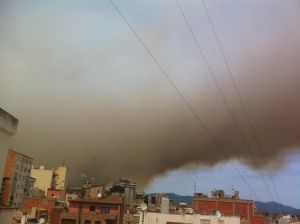 La columna de fum visible des de Figueres